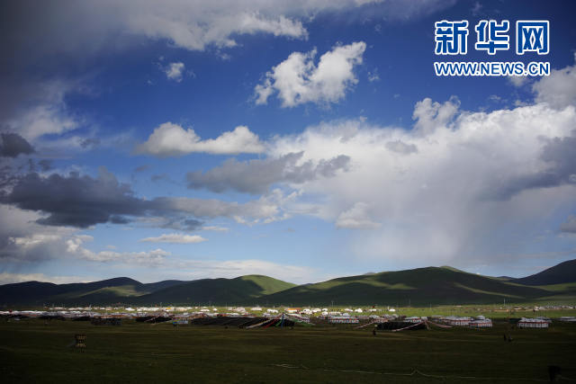 རྫ་ཆུ་ཁའི་རྩྭ་ཐང་དུ་སྤྲིན་ནག་འཐིབས་པ།