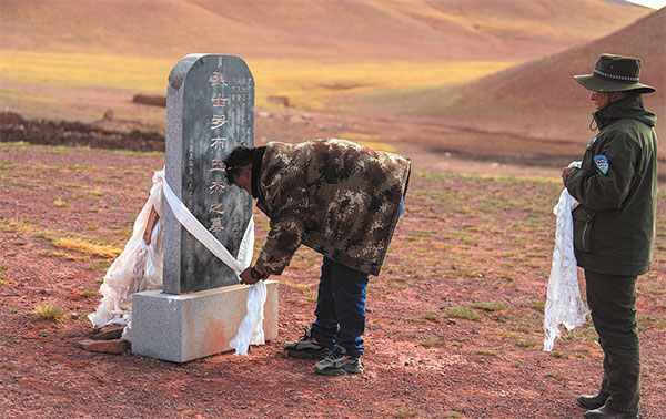འདི་ནི་སྐལ་བཟང་ལྷུན་གྲུབ(གཡོན)དང་བདག་སྐྱོང་རུ་ཁག་གི་རུ་མིས་སྔོན་གཤེགས་དཔའ་བོ་ནོར་བུ་གཡུ་རྒྱལ་གྱི་བང་སོར་ཁ་བཏགས་གཡོག་བཞིན་པ།