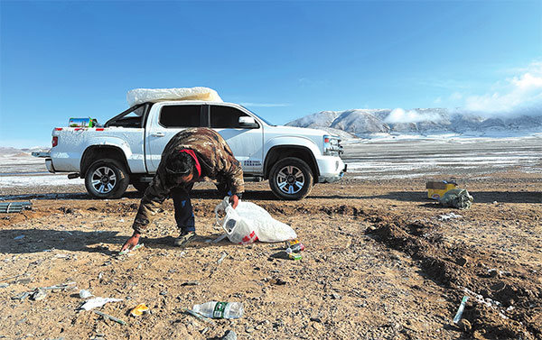 འདི་ནི་སྐལ་བཟང་ལྷུན་གྲུབ་ཀྱིས་སྒར་ཁུལ་གྱི་གད་སྙིགས་སྒྲུག་བཞིན་པ།