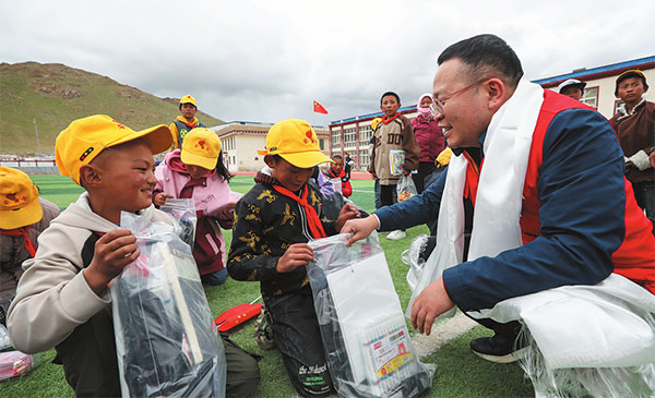 འདི་ནི་2024ལོའི་7ཚེས་12ཉིན། རྒྱལ་ཁབ་གློག་དྲ་ཧོའེ་ཨན་གློག་གཏོང་ཀུང་སིའི་དང་བླངས་པ་ཀའོ་ཁྲེང་ལུང་གིས་བོད་ཀྱི་ནག་ཆུ་གྲོང་ཁྱེར་དཔལ་མགོན་རྫོང་སློབ་ཆུང་དང་པོའི་སློབ་མ་དང་སྤེལ་རེས་བྱེད་བཞིན་པ།