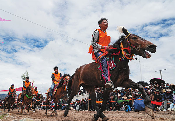 ཟླ་7ཚེས་23ཉིན་ལྷ་ས་དགའ་ལྡན་ཆོས་འཁོར་གྲོང་རྡལ་དུ་རྟ་རྒྱུག་འགྲན་བསྡུར་བྱེད་བཞིན་པ།