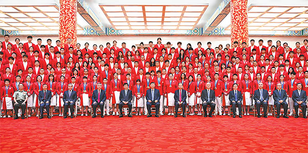 འདི་ནི་ཟླ་8ཚེས་20ཉིན། ཏང་དང་རྒྱལ་ཁབ་ཀྱི་འགོ་ཁྲིད་པ་ཞི་ཅིན་ཕིང་དང་། ཀྲའོ་ལེ་ཅི། ཝང་ཧུའུ་ཉིང་། ཚའེ་ཆི། ལི་ཞི། ཧན་ཀྲེང་སོགས་ཀྱིས་མི་དམངས་ཚོགས་ཁང་ཆེ་མོར་དབྱར་དུས་ཨོ་ལིམ་ཕིག་ལུས་རྩལ་འགྲན་ཚོགས་སྐབས་33པའི་ཀྲུང་གོའི་ལུས་རྩལ་འཐུས་མི་ཚོགས་པའི་ཁོངས་མི་ཡོངས་ལ་མཇལ་འཕྲད་གནང་བ།