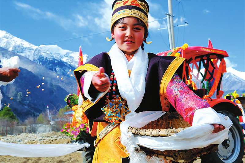 འདི་ནི་ཉིང་ཁྲི་གྲོང་ཁྱེར་ཀོང་པོ་རྒྱ་མདའ་རྫོང་ཀོང་པོ་རྒྱ་མདའ་གྲོང་རྡལ་ང་ཕོད་གྲོང་ཚོའི་བུ་མོ་ཆུང་ཆུང་ཚེ་བརྟན་ལྷ་མོས་སོན་གཤོ་བཞིན་པ།
