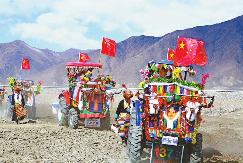 འདི་ནི་མལ་གྲོ་གུང་དཀར་རྫོང་གི་ཞིང་ཐང་དུ་འདྲུད་འཐེན་འཁོར་ལོ་བང་བསྒྲིགས་ནས་ཞིང་ནང་དུ་སྐྱོད་བཞིན་པ།