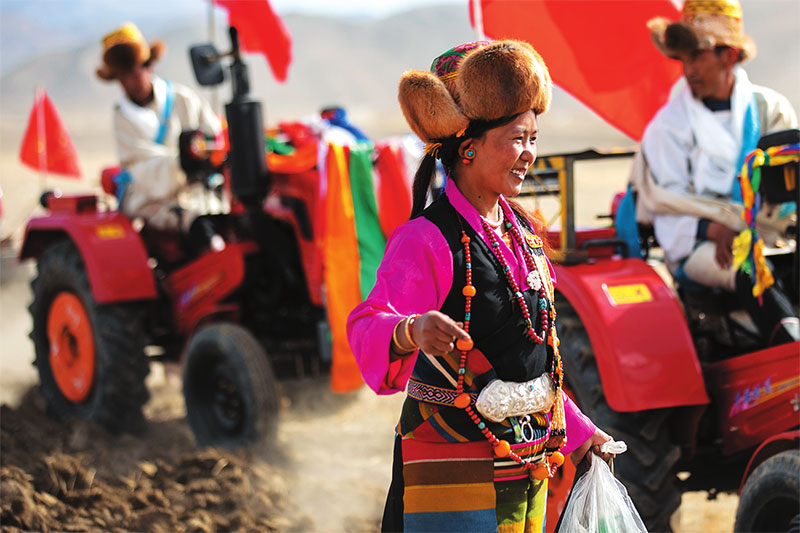 འདི་ནི་ལྷ་རྩེ་རྫོང་ཆུ་ཤར་གྲོང་རྡལ་དོན་གླིང་གྲོང་ཚོའི་ཡུལ་མིས་ལུས་ལ་གཟབ་མཆོར་སྤྲས་ནས་གཉའ་གཅོག་མཛད་སྒོར་ཞུགས་བཞིན་པ།