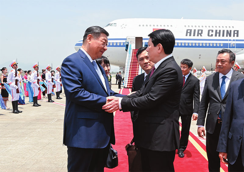 ས་གནས་དེ་གའི་དུས་ཚོད་ཟླ་4ཚེས་14ཉིན་གྱི་ཉིན་དགུང་ལ། ཀྲུང་གུང་ཀྲུང་དབྱང་གི་སྤྱི་ཁྱབ་ཧྲུའུ་ཅི་དང་རྒྱལ་ཁབ་ཀྱི་ཀྲུའུ་ཞི་ཞི་ཅིན་ཕིང་ཆེད་གཏོང་གནམ་གྲུར་བཞུགས་ཏེ་ཧ་ནོ་དབྱི་རུ་ཕེབས་འབྱོར་ཟིན་ནས་ཝེ་ཐེ་ནམ་གུང་ཁྲན་ཏང་ཀྲུང་དབྱང་ཨུ་ཡོན་ལྷན་ཁང་གི་སྤྱི་ཁྱབ་ཧྲུའུ་ཅི་སུའུ་ལིན་དང་ཝེ་ཐེ་ནམ་སྤྱི་ཚོགས་རིང་ལུགས་སྤྱི་མཐུན་རྒྱལ་ཁབ་ཀྱི་ཀྲུའུ་ཞི་ལེང་ཆང་གི་གདན་ཞུས་ལྟར་ཝེ་ཐེ་ནམ་ལ་རྒྱལ་དོན་འཚམས་འདྲི་གནང་བ་རེད། ཞི་ཅིན་ཕིང་ཆེད་གཏོང་གནམ་གྲུར་བཞུགས་ནས་ཧ་ནོ་དབྱི་ནེ་ཕའེ་རྒྱལ་སྤྱིའི་གནམ་ཐང་དུ་ཕེབས་འབྱོར་ཟིན་སྐབས་ཝེ་ཐེ་ནམ་རྒྱལ་ཁབ་ཀྱི་ཀྲུའུ་ཞི་ལེང་ཆང་དང་། ཝེ་ཐེ་ནམ་གུང་ཁྲན་ཏང་ཀྲུང་དབྱང་ཆབ་སྲིད་ཅུས་ཀྱི་ཨུ་ཡོན་དང་ཀྲུང་དབྱང་ཧྲུའུ་ཅི་ཁྲུའི་རྒྱུན་ལས་ཧྲུའུ་ཅི་ཁྲེན་ཅིན་ཤིའུ། ཝེ་ཐེ་ནམ་གུང་ཁྲན་ཏང་ཀྲུང་དབྱང་ཧྲུའུ་ཅི་ཁྲུའི་ཧྲུའུ་ཅི་དང་ཀྲུང་དབྱང་གཞུང་དོན་ཐིང་གི་ཀྲུའུ་རེན་ལི་ཧོའེ་ཀྲུང་སོགས་ཝེ་ཐེ་ནམ་གྱི་ཏང་སྲིད་འགོ་ཁྲིད་པ་དང་ས་གནས་ཀྱི་འཐུས་མིས་སྤྲོ་སེམས་འཁོལ་པོས་ཕེབས་བསུ་ཞུས་པ་རེད།