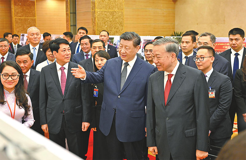 → འདི་ནི་བྱེད་སྒོ་མ་འཚོག་གོང་། སུའུ་ལིན་དང་ལེང་ཆང་གི་ཕེབས་རོགས་འོག་ཞི་ཅིན་ཕིང་གིས་ཀྲུང་གོ་དང་ཝེ་ཐེ་ནམ་དབར་ཕྱི་འབྲེལ་བཙུགས་ནས་ལོ་75འཁོར་བའི་པར་རིས་འགྲེམས་སྟོན་ལ་གཟིགས་བཞིན་པ།
