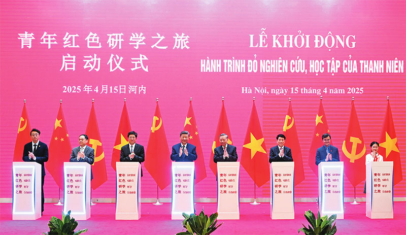 ཟླ་4ཚེས་15ཉིན་གྱི་སྔ་དྲོར། ཀྲུང་གུང་ཀྲུང་དབྱང་གི་སྤྱི་ཁྱབ་ཧྲུའུ་ཅི་དང་རྒྱལ་ཁབ་ཀྱི་ཀྲུའུ་ཞི་ཞི་ཅིན་ཕིང་གིས་ཧ་ནོ་དབྱི་རྒྱལ་སྤྱིའི་གྲོས་ཚོགས་ལྟེ་གནས་སུ་ཝེ་ཐེ་ནམ་གུང་ཁྲན་ཏང་ཀྲུང་དབྱང་གི་སྤྱི་ཁྱབ་ཧྲུའུ་ཅི་སུའུ་ལིན་དང་ཝེ་ཐེ་ནམ་རྒྱལ་ཁབ་ཀྱི་ཀྲུའུ་ཞི་ལེང་ཆང་དང་ལྷན་དུ་ཀྲུང་གོ་དང་ཝེ་ཐེ་ནམ་མི་དམངས་ཀྱི་མཉམ་སྤྲོ་ཆེན་པོའི་བྱེད་སྒོའི་འཐུས་མིར་མཇལ་འཕྲད་གནང་ཞིང་། འདི་ནི་བྱེད་སྒོ་མཇུག་འགྲིལ་རྗེས། ཞི་ཅིན་ཕིང་གིས་སུའུ་ལིན་དང་ལེང་ཆང་དང་ལྷན་དུ“གསར་བརྗེའི་ཞིབ་སློབ་ཡུལ་སྐོར”རྣམ་གྲངས་ཀྱི་འགོ་བཙུགས་གནང་བ།