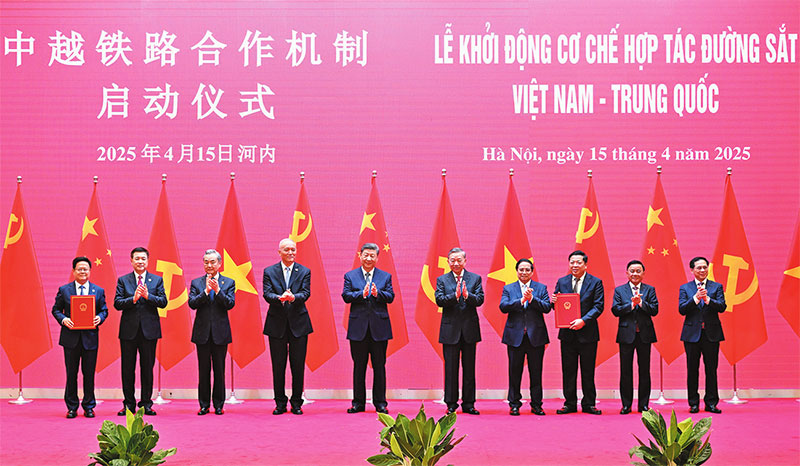 འདི་ནི་བྱེད་སྒོ་མཇུག་འགྲིལ་རྗེས། ཞི་ཅིན་ཕིང་གིས་སུའུ་ལིན་དང་ཧྥན་མིང་ཀྲེང་དང་ལྷན་དུ་ཀྲུང་གོ་དང་ཝེ་ཐེ་ནམ་གྱི་ལྕགས་ལམ་མཉམ་ལས་ལམ་སྲོལ་གྱི་འགོ་ཚུགས་མཛད་སྒོར་དཔང་པོ་གནང་བཞིན་པ།
