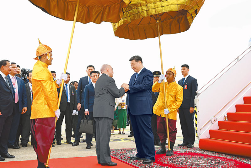 ས་གནས་དེ་གའི་དུས་ཚོད་ཟླ་4ཚེས་17ཉིན་གྱི་སྔ་དྲོར། རྒྱལ་ཁབ་ཀྱི་ཀྲུའུ་ཞི་ཞི་ཅིན་ཕིང་ཆེད་གཏོང་གནམ་གྲུར་བཞུགས་ཏེ་ཕ་ནོམ་ཕེན་དུ་ཕེབས་འབྱོར་ཟིན་ཞིང་། ཁམ་ཕུ་ཁྲེའི་རྒྱལ་པོ་ཤིས་ཧཱ་མུའུ་ཉི་ཡི་གདན་ཞུས་ལྟར་ཁམ་ཕུ་ཁྲེར་རྒྱལ་དོན་འཚམས་འདྲི་གནང་བ་རེད། རྒྱལ་པོ་ཤིས་ཧཱ་མུའུ་ཉི་ཡིས་ཆིན་ཝང་ཤཱ་ཁཱ་ཕེང་དང་ཨ་ལུན་ཀོང་ཇོ་སོགས་རྒྱལ་རྒྱུད་ཀྱི་ཁོངས་མི་དང་། མི་དམངས་ཏང་གི་ཀྲུའུ་ཞི་དང་གྲོས་ཁང་གོང་མའི་ཀྲུའུ་ཞི་ཧུང་སེན། རྒྱལ་ཚོགས་ཀྱི་ཀྲུའུ་ཞི་གཞོན་པ་དང་པོ་ཆན་ཡེ་དང་། དེ་བཞིན་ཀུའོ་སུའོ་ཕཱ་དང་། པུའུ་ལཱ་སུའོ་ཁུན། ཧན་ཁྲུན་ནཱ་ལུའོ། ཧྲའོ་སུའོ་ཁཱ། ཧུང་མཱ་ཉི་སོགས་དབུ་བཞུགས་བློན་ཆེན་གཞོན་པ་ལྔ་བཅས་ཀྱི་སྣེ་ཁྲིད་དེ་གནམ་ཐང་དུ་སྤྲོ་སེམས་འཁོལ་པོས་ཕེབས་བསུ་ཞུ་བར་བཅར་ཡོད། འདི་ནི་ཞི་ཅིན་ཕིང་གིས་ཤིས་ཧཱ་མུའུ་ཉི་དང་མཛའ་བརྩེའི་ངང་ཕྱག་གཏོང་བཞིན་པའི་གནས་ཚུལ་ཡིན་པ།