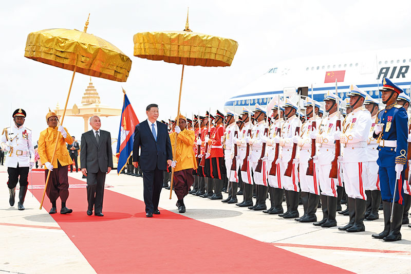 ས་གནས་དེ་གའི་དུས་ཚོད་ཟླ་4ཚེས་17ཉིན་གྱི་སྔ་དྲོར། རྒྱལ་ཁབ་ཀྱི་ཀྲུའུ་ཞི་ཞི་ཅིན་ཕིང་ཆེད་གཏོང་གནམ་གྲུར་བཞུགས་ཏེ་ཕ་ནོམ་ཕེན་དུ་ཕེབས་འབྱོར་ཟིན་ཞིང་། ཁམ་ཕུ་ཁྲེའི་རྒྱལ་པོ་ཤིས་ཧཱ་མུའུ་ཉི་ཡི་གདན་ཞུས་ལྟར་ཁམ་ཕུ་ཁྲེར་རྒྱལ་དོན་འཚམས་འདྲི་གནང་བ་རེད། ཤིས་ཧཱ་མུའུ་ཉི་ཡིས་གནམ་ཐང་དུ་ཞི་ཅིན་ཕིང་ལ་ཕེབས་བསུ་ཞུ་བའི་མཛད་སྒོ་གཟབ་རྒྱས་འཚོགས་པ་རེད། འདི་ནི་ཞི་ཅིན་ཕིང་གིས་ཤིས་ཧཱ་མུའུ་ཉིའི་ཕེབས་རོགས་འོག་གཟབ་སྦྲེང་རུ་ཁག་ལ་གཟིགས་ཞིབ་གནང་བཞིན་པ།