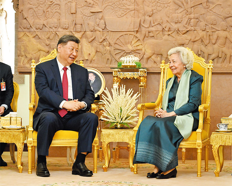 ཟླ་4ཚེས་17ཉིན་གྱི་དགོང་མོར། རྒྱལ་ཁབ་ཀྱི་ཀྲུའུ་ཞི་ཞི་ཅིན་ཕིང་གིས་ཕ་ནོམ་ཕེན་གྱི་རྒྱལ་པོའི་ཕོ་བྲང་དུ་ཁམ་ཕུ་ཁྲེའི་རྒྱལ་པོའི་ཡུམ་ཆེན་མུའུ་ཉི་ལེ་དང་མཇལ་འཛོམས་གནང་བཞིན་པ།