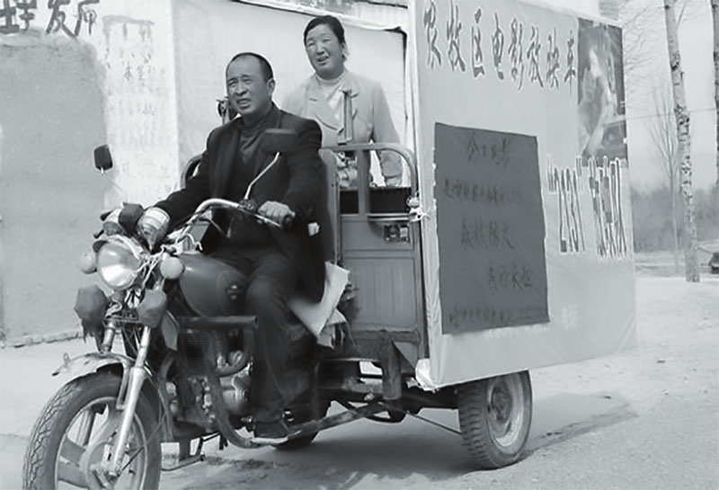 འདི་ནི་ཞུས་གོ་ཆང་འཚོ་བཞུགས་སྐབས་བཟའ་ཟླ་དང་མཉམ་དུ་གློག་བརྙན་སྟོན་པར་སྐྱོད་བཞིན་པ། （བཅར་འདྲི་དང་ལེན་བྱེད་མཁན་གྱིས་པར་མཁོ་འདོན་བྱས） （དཔྱད་གཞིའི་པར་རིས）