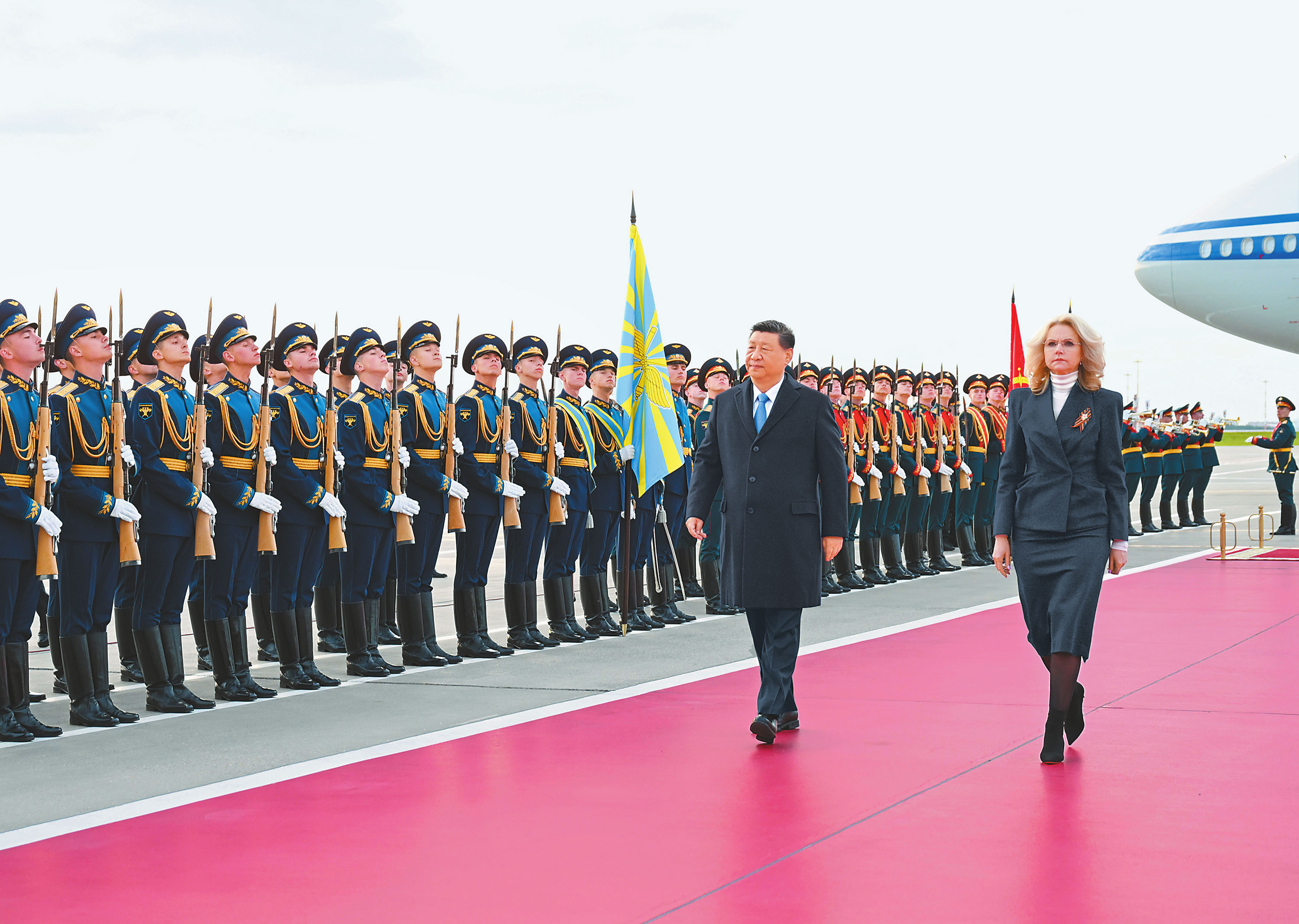 ས་གནས་དེ་གའི་དུས་ཚོད་ཟླ་5ཚེས་7ཉིན་གྱི་དགོང་མོར། རྒྱལ་ཁབ་ཀྱི་ཀྲུའུ་ཞི་ཞི་ཅིན་ཕིང་ཆེད་གཏོང་གནམ་གྲུར་བཞུགས་ཏེ་མོ་སི་ཁོར་ཕེབས་འབྱོར་ཟིན་ནས། ཨུ་རུ་སུའི་ཙུང་ཐུང་ཕུའུ་ཅིང་གི་གདན་ཞུས་ལྟར་ཨུ་རུ་སུར་རྒྱལ་དོན་འཚམས་འདྲི་གནང་རྒྱུ་དང་སུའུ་ལེན་གྱི་རླབས་ཆེན་རྒྱལ་སྲུང་དམག་འཁྲུག་ལ་རྒྱལ་ཁ་ཐོབ་ནས་ལོ་80འཁོར་བར་དྲན་གསོ་ཞུ་བའི་རྟེན་འབྲེལ་མཛད་སྒོར་ཞུགས་རྒྱུ་རེད། ཨུ་རུ་སུ་ཕྱོགས་ཀྱིས་གནམ་ཐང་དུ་ཕེབས་བསུ་ཞུ་བའི་མཛད་སྒོ་གཟབ་རྒྱས་འཚོགས་ཤིང་། འདི་ནི་ཞི་ཅིན་ཕིང་གིས་གཟབ་སྦྲེང་རུ་ཁག་ལ་གཟིགས་ཞིབ་གནང་བཞིན་པ།