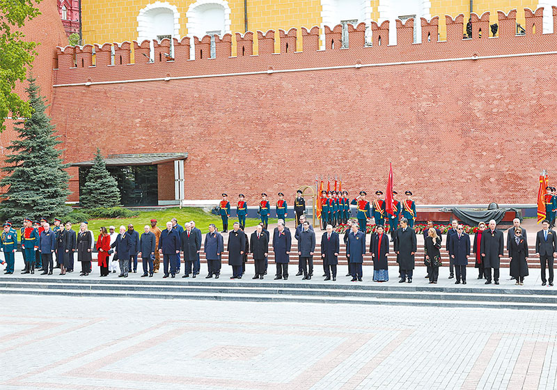 ས་གནས་དེ་གའི་དུས་ཚོད་ཟླ་5ཚེས་9ཉིན། ཨུ་རུ་སུས་རྟེན་འབྲེལ་མཛད་སྒོ་གཟབ་རྒྱས་འཚོགས་ནས་སུའུ་ལེན་གྱི་རླབས་ཆེན་རྒྱལ་སྲུང་དམག་འཁྲུག་ལ་རྒྱལ་ཁ་ཐོབ་ནས་ལོ་80འཁོར་བར་དྲན་གསོ་ཞུས་པ་དང་། རྒྱལ་ཁབ་ཀྱི་ཀྲུའུ་ཞི་ཞི་ཅིན་ཕིང་དང་འཛམ་གླིང་གི་རྒྱལ་ཁབ་20ལྷག་ཙམ་དང་དེ་བཞིན་རྒྱལ་སྤྱིའི་རྩ་འཛུགས་ཀྱི་འགོ་ཁྲིད་པ་གདན་ཞུས་ལྟར་རྟེན་འབྲེལ་མཛད་སྒོར་ཞུགས་ཤིང་། འདི་ནི་རྟེན་འབྲེལ་མཛད་སྒོ་མཇུག་འགྲིལ་རྗེས། རྒྱལ་ཁབ་ཁག་གི་འགོ་ཁྲིད་པས་དྲན་རྟེན་སྐུ་པར་བསྐྱོན་བཞིན་པ།