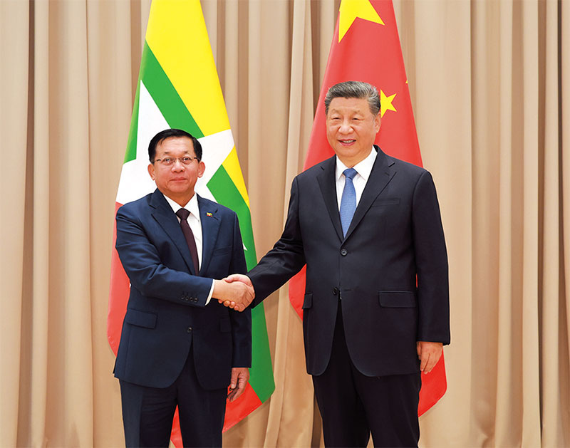 འདི་ནི་ས་གནས་དེ་གའི་དུས་ཚོད་ཟླ་5ཚེས་9ཉིན་གྱི་ཕྱི་དྲོར། རྒྱལ་ཁབ་ཀྱི་ཀྲུའུ་ཞི་ཞི་ཅིན་ཕིང་མོ་སི་ཁོ་རུ་སུའུ་ལེན་གྱི་རླབས་ཆེན་རྒྱལ་སྲུང་དམག་འཁྲུག་ལ་རྒྱལ་ཁ་ཐོབ་ནས་ལོ་80འཁོར་བར་དྲན་གསོ་ཞུ་བའི་རྟེན་འབྲེལ་མཛད་སྒོར་ཞུགས་རིང་འབར་མའི་འགོ་ཁྲིད་པ་རྨིན་ཨང་ལའེ་དང་མཇལ་འཛོམས་གནང་བཞིན་པ།