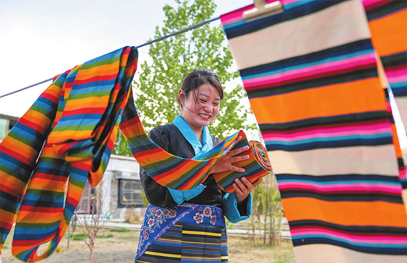 འདི་ནི་བསྟན་འཛིན་སྒྲོལ་དཀར་གྱིས་པང་གདན་བཀྲམ་བཞིན་པ།