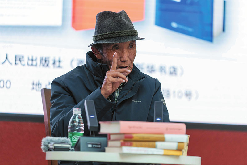 འདི་ནི་པ་སངས་དབང་འདུས་ཀྱིས་འོས་སྦྱོར་ཚོགས་འདུར་འཆད་ཁྲིད་གནང་བཞིན་པ།