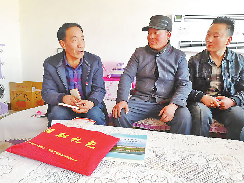 འདི་ནི་ཉིའུ་ཧྲེང་ཡིའུ（གཡོན་གྱི་དང་པོ）ཡིས་དུད་ཚང་དུ་གནས་ཚུལ་ཤེས་རྟོགས་བྱེད་བཞིན་པ།
