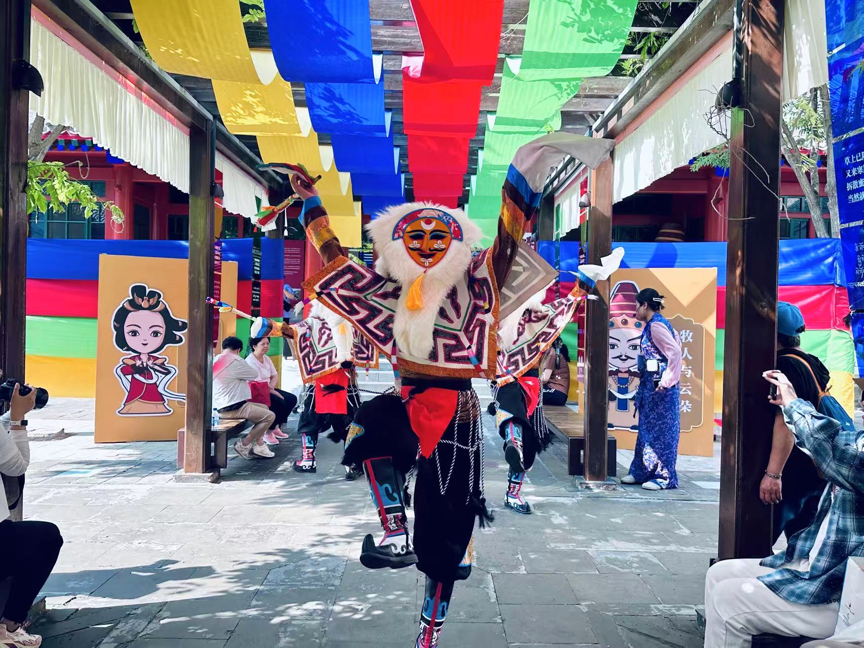 ལྷ་མོ་འཁྲབ་བཞིན་པ། 