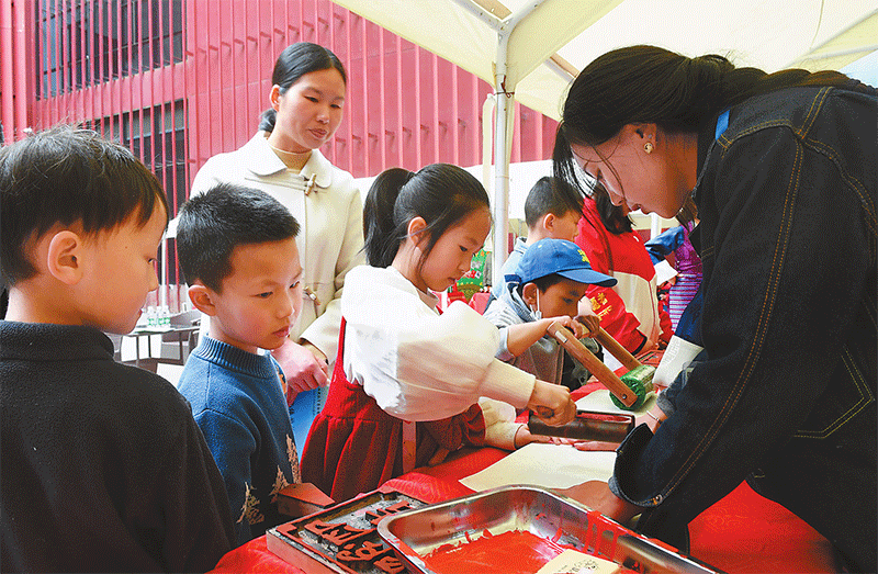 འདི་ནི་བོད་ལྗོངས་གཡག་རྟེན་མཛོད་གླིང་དུ་གྲོགས་པོ་ཆུང་ཆུང་ཚོས་ཤིང་པར་རྒྱག་སྟངས་ཉམས་ལེན་བྱེད་བཞིན་པ།