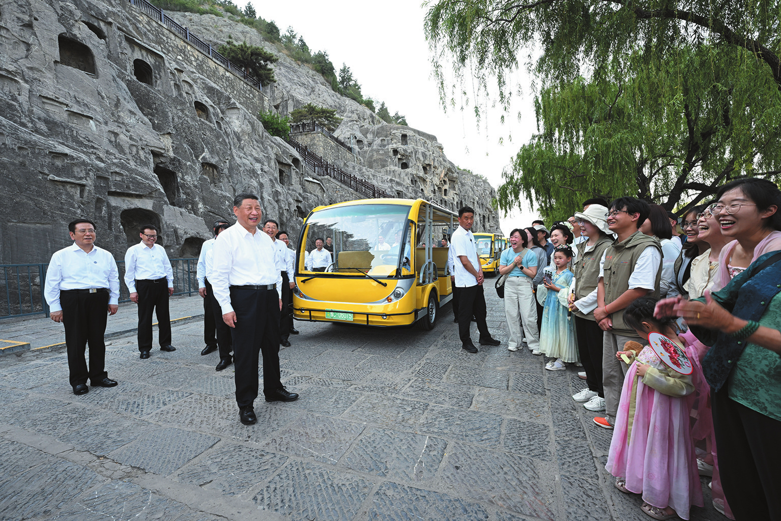 ཟླ་5ཚེས་19ཉིན་དང་ཚེས་20ཉིན། ཀྲུང་གུང་ཀྲུང་དབྱང་གི་སྤྱི་ཁྱབ་ཧྲུའུ་ཅི་དང་། རྒྱལ་ཁབ་ཀྱི་ཀྲུའུ་ཞི། ཀྲུང་དབྱང་དམག་ཨུད་ཀྱི་ཀྲུའུ་ཞི་བཅས་ཡིན་པའི་ཞི་ཅིན་ཕིང་གིས་ཧོ་ནན་དུ་རྟོག་ཞིབ་གནང་ཞིང་། འདི་ནི་ཚེས་19ཉིན་གྱི་ཕྱི་དྲོར། ཞི་ཅིན་ཕིང་གིས་ལུའོ་དབྱང་ལུང་མོན་བྲག་ཕུག་ཏུ་རྟོག་ཞིབ་གནང་སྐབས་ཡུལ་སྐོར་བ་དང་བྱམས་བརྩེའི་སྤེལ་རེས་གནང་བཞིན་པ།
