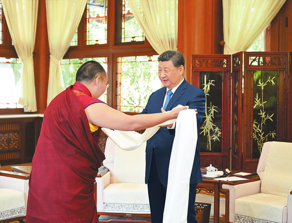ཟླ་6ཚེས་6ཉིན་ཀྲུང་གུང་ཀྲུང་དབྱང་གི་སྤྱི་ཁྱབ་ཧྲུའུ་ཅི་དང་། རྒྱལ་ཁབ་ཀྱི་ཀྲུའུ་ཞི། ཀྲུང་དབྱང་དམག་ཨུད་ཀྱི་ཀྲུའུ་ཞི་བཅས་ཡིན་པའི་ཞི་ཅིན་ཕིང་གིས་ཀྲུང་ནན་ཧའེ་རུ་པཎ་ཆེན་ཨེར་ཏེ་ནི་ཆོས་ཀྱི་རྒྱལ་པོའི་གུས་མཇལ་དང་ལེན་གནང་ཞིང་། འདི་ནི་པཎ་ཆེན་རིན་པོ་ཆེས་ཞི་ཅིན་ཕིང་ལ་མཇལ་དར་འབུལ་བཞིན་པ།