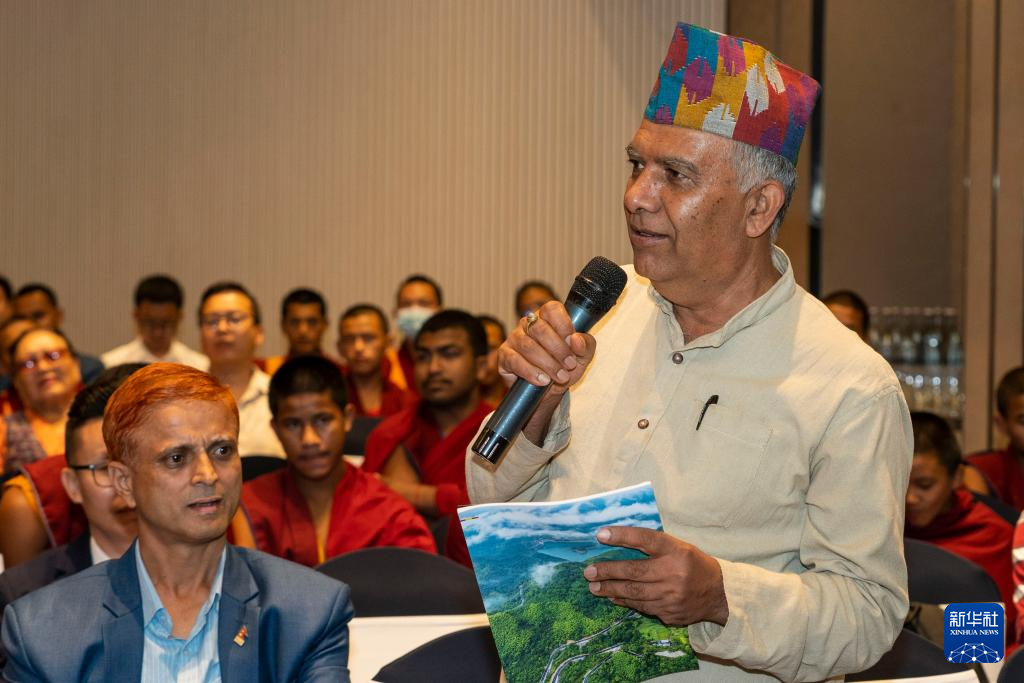   ཟླ་6ཚེས་24ཉིན། ཚོགས་ཞུགས་མི་སྣ་ཞིག་གིས་ནེ་པ་ལའི་ཀ་ཏ་མན་རྡུར་གཉེར་བའི་སྤེལ་རེས་ཚོགས་འདུའི་ཐོག་དྲི་བ་བཏོན་པ།