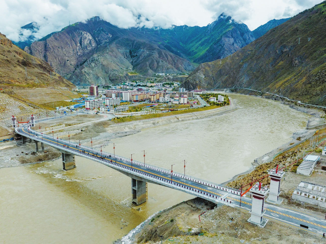 འདི་ནི་ཀོང་ཏུང་ཞིང་ཆེན་ཧུའེ་ཀྲོའུ་གྲོང་ཁྱེར་གྱིས་སྐྲུན་རོགས་བྱས་པའི་སྣང་རྫོང་གི་ཧུའེ་ཀྲོའུ་ཟམ་ཆེན་ཡིན་པ།