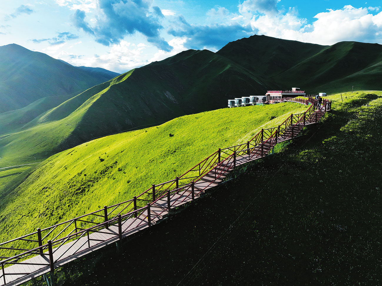 འདི་ནི་ཡུལ་སྐོར་བས་མཚོ་སྔོན་ཞིང་ཆེན་མགོ་ལོག་བོད་རིགས་རང་སྐྱོང་ཀྲོའུ་གཅིག་སྒྲིལ་རྫོང་སྨིན་ཐང་ཤང་ཁོངས་གཏོགས་ཀྱི་རྨ་ཆུའི་ཁུག་སོ་དང་པོར་ཡུལ་སྐོར་བྱས་ནས་པར་རྒྱག་བཞིན་ཡོད་པ་དང་། མཛེས་ལྗོངས་ཁུལ་དེ་ནི་ཧྲང་ཧའེ་མཚོ་སྐྱོར་ཚོགས་པས་བསྐྲུན་པ་ཞིག་རེད།