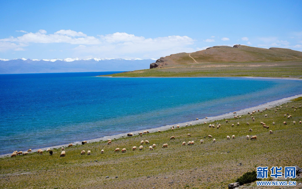 གནམ་མཚོ་ནི་བོད་རང་སྐྱོང་ལྗོངས་ཀྱི་དབུས་རྒྱུད་དུ་ཡོད། དབྱར་དུས་སུ། གནམ་མཚོ་དྭངས་ཤིང་གཙང་བས་ན། རི་མོ་བཞིན་བལྟ་ན་སྡུག