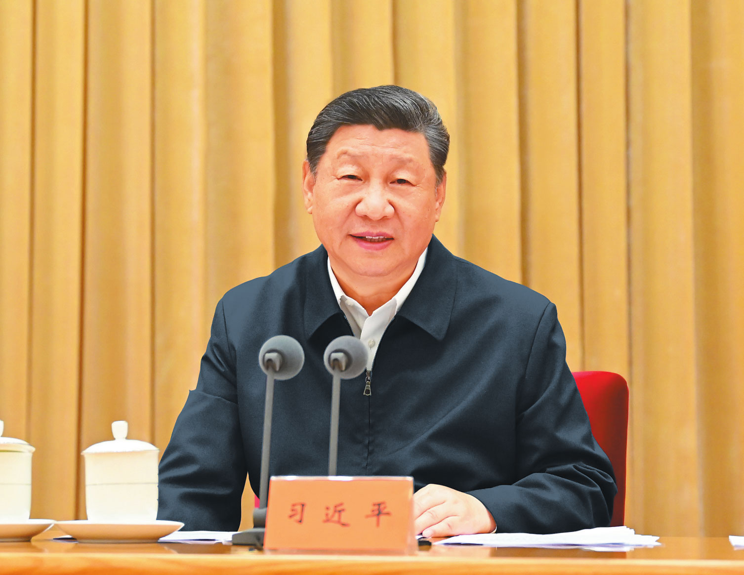 ཟླ་7ཚེས་14དང་ཚེས་15ཉིན། ཀྲུང་དབྱང་གི་གྲོང་ཁྱེར་ལས་དོན་ཚོགས་འདུ་པེ་ཅིང་དུ་འཚོགས་ཤིང་། ཀྲུང་གུང་ཀྲུང་དབྱང་གི་སྤྱི་ཁྱབ་ཧྲུའུ་ཅི་དང་། རྒྱལ་ཁབ་ཀྱི་ཀྲུའུ་ཞི། ཀྲུང་དབྱང་དམག་ཨུད་ཀྱི་ཀྲུའུ་ཞི་བཅས་ཡིན་པའི་ཞི་ཅིན་ཕིང་ཚོགས་འདུར་ཞུགས་ནས་གསུང་བཤད་གལ་ཆེན་གནང་བ།