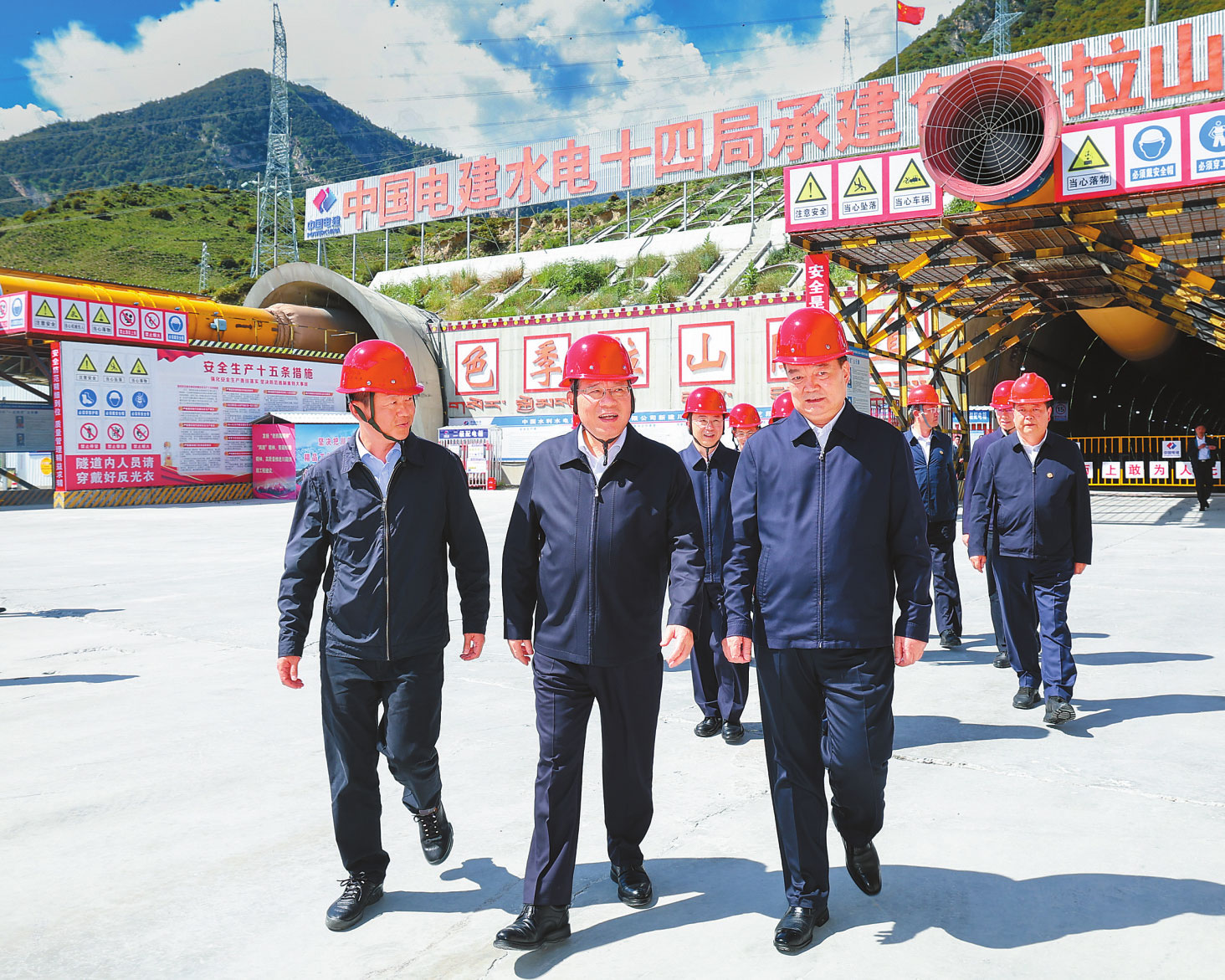 ཟླ་7ཚེས་18དང་ཚེས་19ཉིན། ཀྲུང་གུང་ཀྲུང་དབྱང་ཆབ་སྲིད་ཅུས་ཀྱི་རྒྱུན་ཨུ་དང་རྒྱལ་སྲིད་སྤྱི་ཁྱབ་ཁང་གི་ཙུང་ལི་ལི་ཆང་བོད་དུ་བརྟག་ཞིབ་གནང་བར་ཕེབས་ཤིང་། འདི་ནི་ཟླ་7ཚེས་18ཉིན་ལི་ཆང་གིས་ཉིང་ཁྲི་རུ་ཁྲོན་བོད་ལྕགས་ལམ་གསེར་སྐྱེམས་ལའི་ཕུག་ལམ་གྱི་ཐོན་སྒོར་ཕེབས་ནས་ཕུག་ལམ་གྱི་ཨར་སྐྲུན་གནས་ཚུལ་ལ་གཟིགས་ཞིབ་དང་འཛུགས་སྐྲུན་གྱི་འཕེལ་རིམ་མཁྱེན་རྟོགས་གནང་བཞིན་པ།