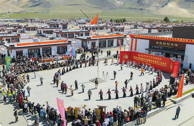 འདི་ནི་དིང་རི་རྫོང་ཟིང་དཀར་གྲོང་ཚོའི“དིང་རིའི་ས་ཡོམ་རིམ་པ་6.8ཀྱི་གེགས་རྗེས་སླར་གསོ་བསྐྱར་སྐྲུན་གྱི་སྡོད་ཁང་ཁག་དང་པོར་སྤོ་བའི་མཛད་སྒོ”འཚོག་ཡུལ་ཡིན་པ།