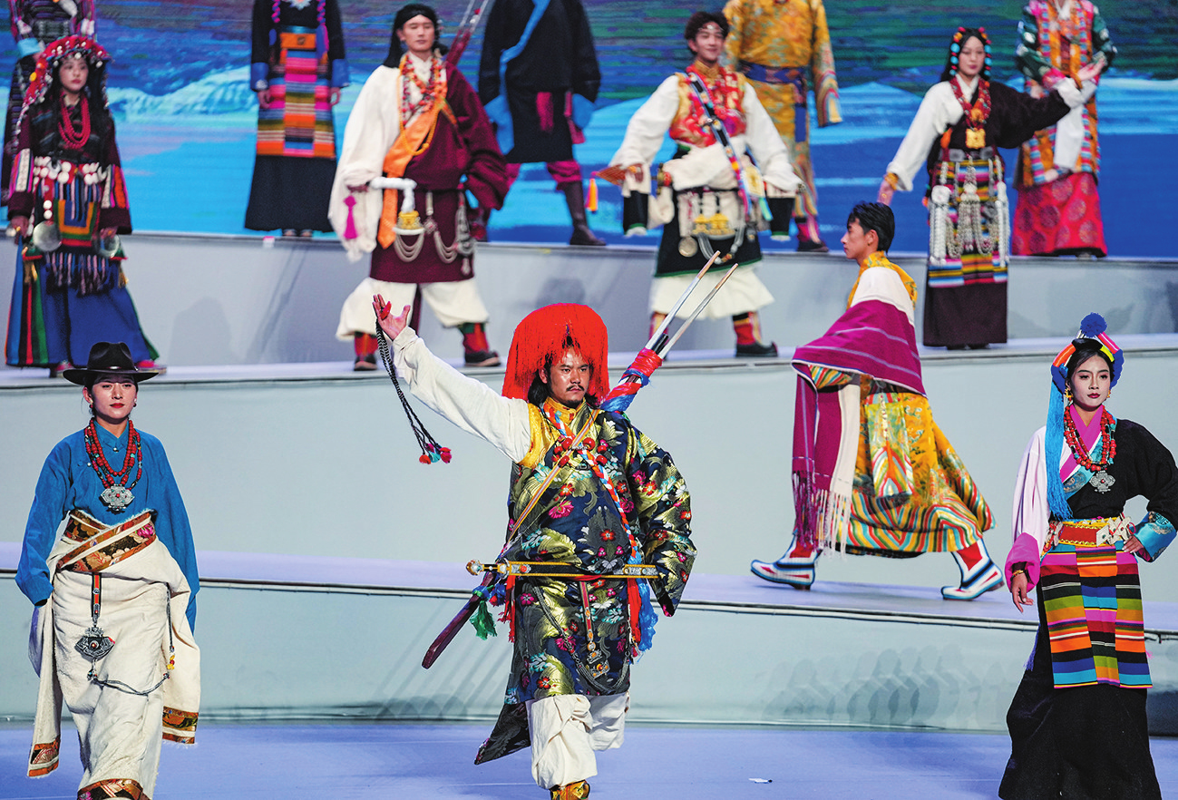 འདི་ནི་བོད་ལྗོངས“ཁྱད་ལྡན་གྱོན་ཆས་རྒྱུན་འཛིན ”གྱོན་གོས་རིག་གནས་གཟའ་འཁོར་སྐབས་དང་པོར་མོ་ཐྲོལ་གྱིས་སྲོལ་རྒྱུན་གྱི་རྒྱན་གོས་ངོམ་སྟོན་བྱེད་བཞིན་པ།