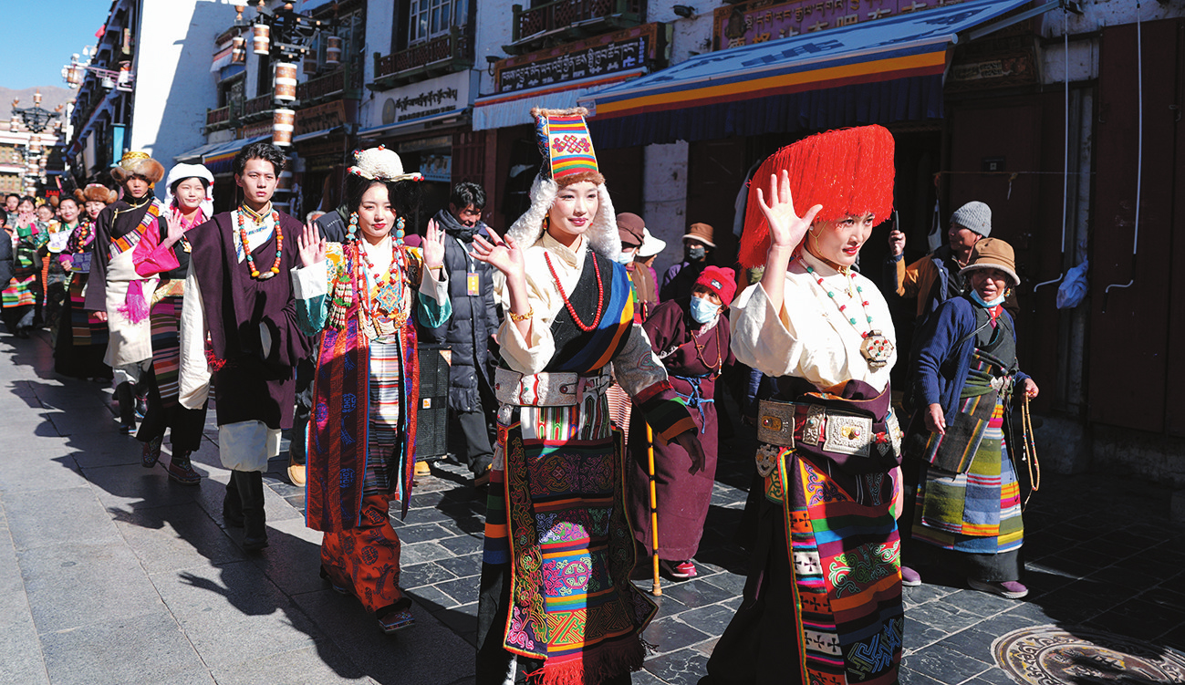 འདི་ནི་ལྷ་སའི་བར་སྐོར་དུ“རྨད་བྱུང་ངོ་མཚར་རྒྱན་བཟང་། བཀྲག་མདངས་འཚེར་བའི་ལྷ་ས་— ལྷ་སའི་ལོ་གསར་རྒྱན་གོས་རྒྱས་གཤོམ”བྱེད་སྒོར་མོ་ཐྲོལ་གྱིས་ཁྲོམ་སྐོར་བཞིན་པ།