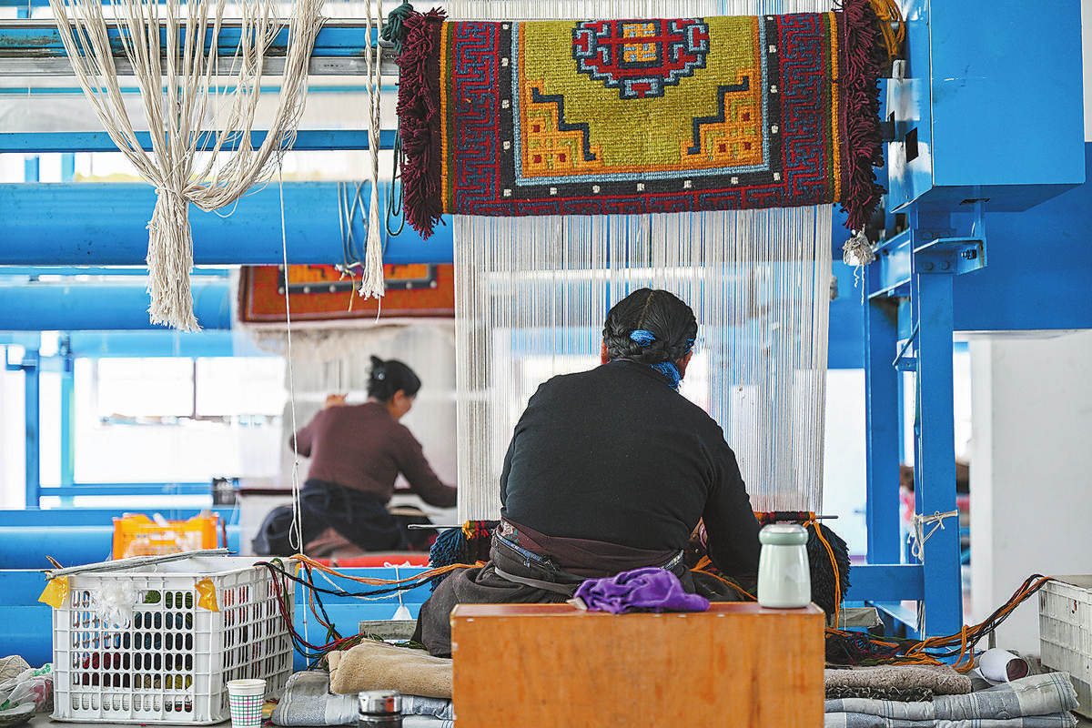 འདི་ནི་ལས་མིས་བོད་རུམ་འཐག་ཁང་དུ་ལས་ཀ་བྱེད་བཞིན་པ།