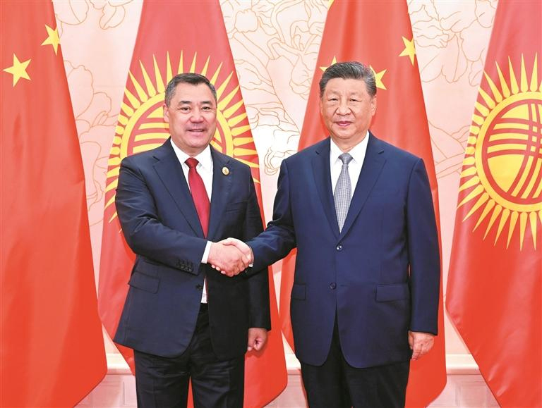 ཟླ་8ཚེས་31ཉིན་གྱི་སྔ་དྲོར། རྒྱལ་ཁབ་ཀྱི་ཀྲུའུ་ཞི་ཞི་ཅིན་ཕིང་གིས་ཐེན་ཅིན་མགྲོན་བསུ་ཁང་དུ་ཀྲུང་གོར་2025ལོའི་ཧྲང་ཧའེ་མཉམ་ལས་རྩ་འཛུགས་ཀྱི་དབུ་ཚོགས་དང་ཀྲུང་གོ་མི་དམངས་ཀྱི་རི་འགོག་དམག་འཁྲུག་དང་འཛམ་གླིང་གི་ཧྥ་ཤི་སིར་ངོ་རྒོལ་བྱེད་པའི་དམག་འཁྲུག་ལ་རྒྱལ་ཁ་ཐོབ་ནས་ལོ་ངོ་80འཁོར་བའི་དྲན་གསོའི་བྱེད་སྒོར་ཞུགས་མཁན་ཁེར་གྷི་སི་ཐན་གྱི་ཙུང་ཐུང་ཀྲ་ཕཱ་ལུའོ་ཧྥུའུ་དང་མཇལ་འཛོམས་གནང་བ།