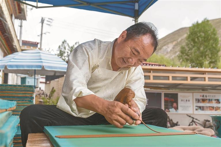 འདི་ནི་ཉེ་ཆར་སྤོས་བཟོ་རྩལ་གྱི་གྲོང་ཁྱེར་རིམ་པའི་མཚོན་བྱེད་རང་བཞིན་གྱི་རྒྱུན་འཛིན་པ་ཚེ་རིང་རྡོ་རྗེས་ལྷ་སར་སྤོས་བཟོ་བཞིན་པ།