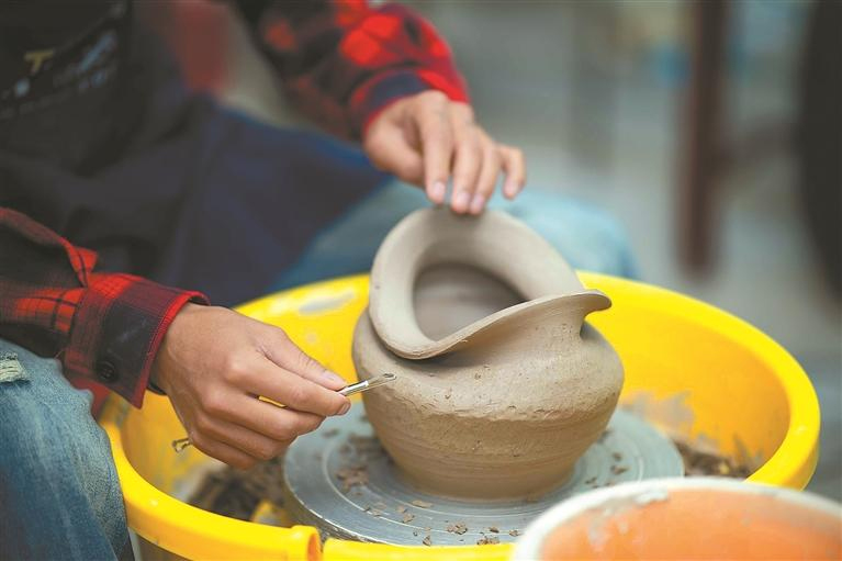 འདི་ནི་ཉེ་ཆར་རྫ་བཟོ་བ་ཞིག་གིས་རྫ་ཆས་བཟོ་བཞིན་པ།