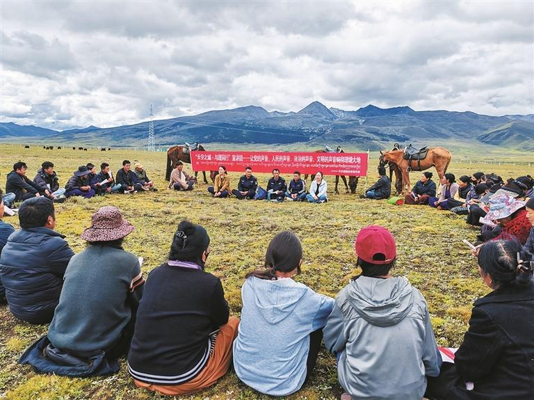 འདི་ནི་2025ལོའི་ཟླ་9ཚེས་12ཉིན། སི་ཁྲོན་ཞིང་ཆེན་དཀར་མཛེས་བོད་རིགས་རང་སྐྱོང་ཀྲོའུ་ལི་ཐང་རྫོང་ཨུད་སྒྲོག་འགྲེལ་ཚོགས་པའི་རྟ་ཐོག་སྒྲོག་འགྲེལ་རུ་ཁག་གིས་ས་བབ་སྨི་4200ལྷག་ཙམ་ཟིན་པའི་ཚེ་མགོན་ཤང་འབྲོག་པའི་གྲོང་ཚོ་གསར་པའི་ཐག་རིང་འབྲོག་རར་འབྲོག་པ་མང་ཚོགས་ལ་ཏང་གི་དམངས་ཕན་སྲིད་ཇུས་དང་བཅའ་ཁྲིམས་ཤེས་བྱ་དྲིལ་བསྒྲགས་བྱེད་བཞིན་པ།