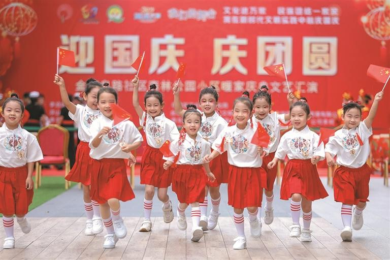 2025ལོའི་ཟླ་9ཚེས་27ཉིན། ཧྲན་ཏུང་ཞིང་ཆེན་ཆིང་ཏའོ་གྲོང་ཁྱེར་ལི་ཚང་ཆུས་ཕུའུ་ཧྲན་ལམ་ཁྲོམ་གཞུང་ཅིན་ཡེ་ཆོན་ལམ་སྡེ་ཁུལ་གྱིས“རྒྱལ་སྟོན་བསུས་ནས་མཉམ་འཛོམས་ལ་རྟེན་འབྲེལ་ཞུ་བའི”བརྗོད་དོན་གཙོ་བོའི་བྱེད་སྒོ་སྤེལ་ཏེ། གྲོང་མི་ཚོས་འཁྲབ་སྟོན་ལ་ལྟ་བ་དང་། ཟླ་མཆོད་བག་ལེབ་བཟོ་བ། “མངོན་མིན་རིག་གནས་ཤུལ་བཞག”གི་ཁྲོམ་ར་སྐོར་བ་བཅས་བྱས་ཏེ་དུས་ཆེན་གྱི་རྣམ་པ་ཟབ་མོ་མྱོང་རོལ་གྱིས་རྒྱལ་སྟོན་དང་ཟླ་མཆོད་དུས་ཆེན་དགའ་བས་བསུ་བཞིན་ཡོད། འདི་ནི་ཧྲན་ཏུང་ཞིང་ཆེན་ཆིང་ཏའོ་གྲོང་ཁྱེར་ལི་ཚང་ཆུས་ཧྥུའུ་ཧྲན་ལམ་ཁྲོམ་གཞུང་ཅིན་ཡེ་ཆོན་ལམ་སྡེ་ཁུལ་དུ་སྤེལ་བའི“རྒྱལ་སྟོན་བསུས་ནས་མཉམ་འཛོམས་ལ་རྟེན་འབྲེལ་ཞུ་བའི”བྱེད་སྒོར་ཕྲུ་གུ་ཚོས་རྒྱལ་དར་ཁྱེར་ནས་དགའ་སྤྲོའི་ངང་རྒྱུག་ཤར་གློད་བཞིན་པ།