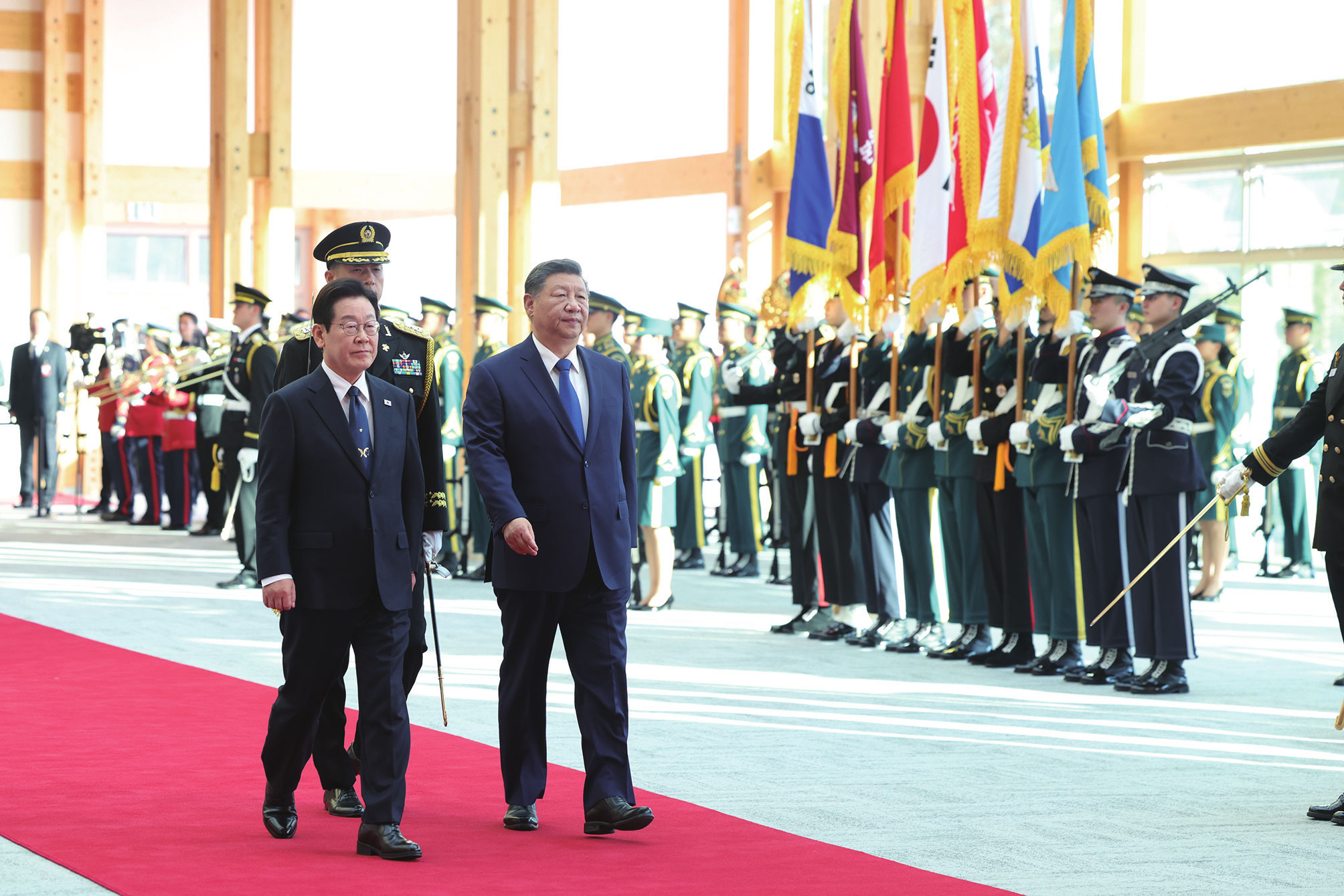 ས་གནས་དེ་གའི་དུས་ཚོད་ཟླ་11ཚེས་1ཉིན་གྱི་ཕྱི་དྲོར། ཧན་གོའི་ཙུང་ཐུང་ལི་ཙའེ་མིང་དང་ཀྲུང་གོའི་རྒྱལ་ཁབ་ཀྱི་ཀྲུའུ་ཞི་ཞི་ཅིན་ཕིང་གིས་ཆིང་ཀྲོའུ་རྟེན་མཛོད་ཁང་དུ་གྲོས་མོལ་གནང་ཞིང་། འདི་ནི་ཞི་ཅིན་ཕིང་གིས་ལི་ཙའེ་མིང་གི་ཕེབས་རོགས་འོག་གཟབ་སྦྲེང་རུ་ཁག་ལ་གཟིགས་ཞིབ་གནང་བཞིན་པ།