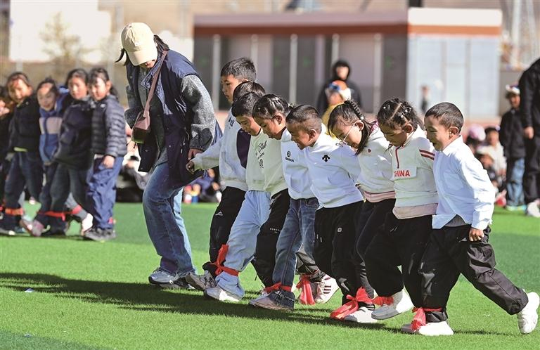  འདི་ནི་བོད་ལྗོངས་མངའ་རིས་ཧྲའན་ཤིས་ཚོད་ལྟའི་སློབ་གྲྭའི་སློབ་མ་ཚོས་སློབ་གསེང་སྐབས་སུ་སྤྲོ་སྣང་ལུས་རྩལ་རྩེད་བཞིན་པ།