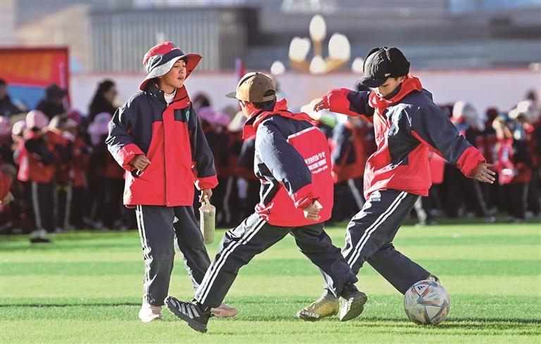 འདི་ནི་བོད་ལྗོངས་མངའ་རིས་ཧྲའན་ཤིས་ཚོད་ལྟའི་སློབ་གྲྭའི་སློབ་མ་ཚོས་སློབ་གསེང་སྐབས་སུ་རྐང་རྩེད་སྤོ་ལོ་རྒྱག་བཞིན་པ།