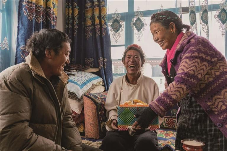 འདི་ནི་ཡུལ་མིས་ཁང་གསོལ་གཏོང་བཞིན་པ།