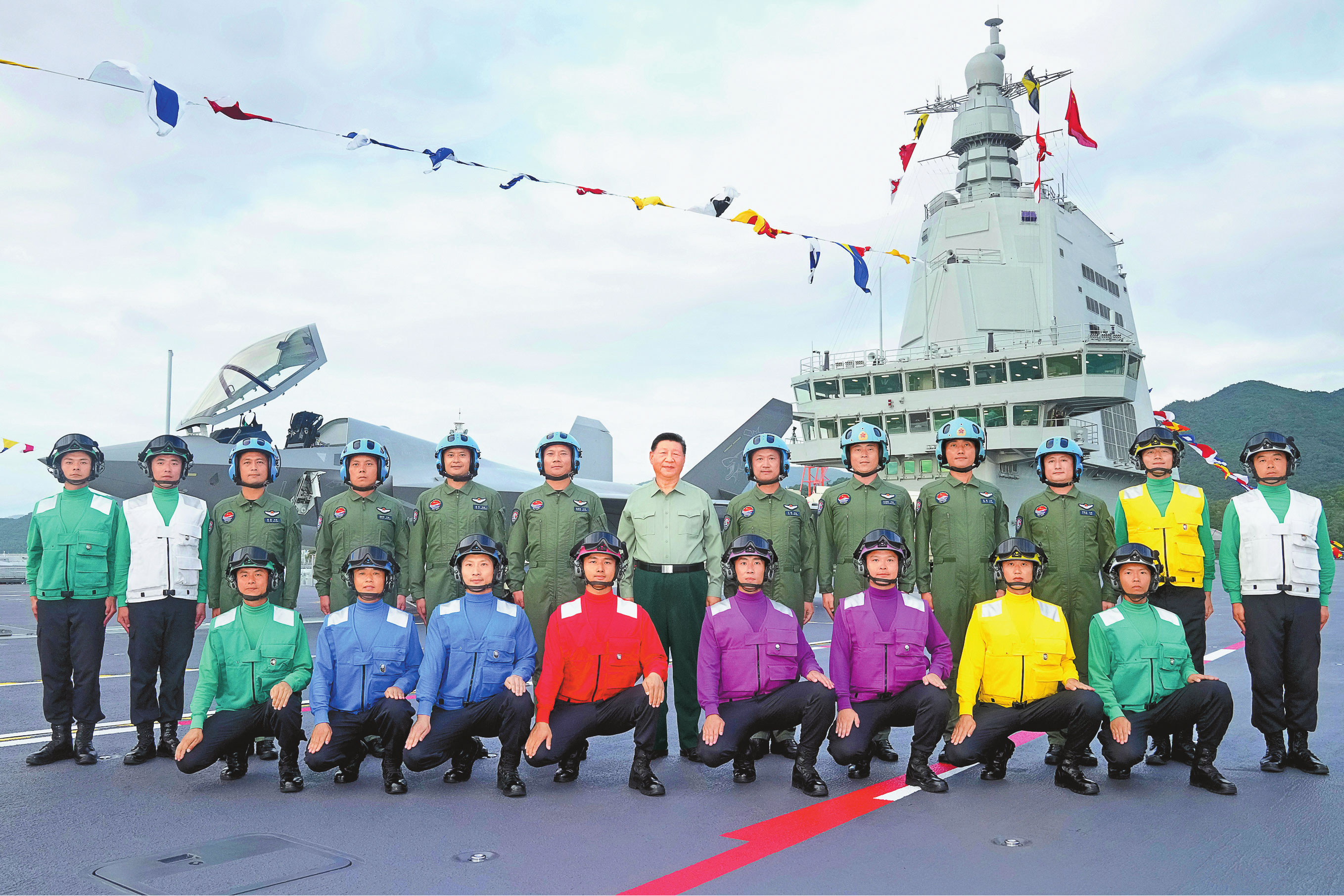 ཟླ་11ཚེས་5ཉིན། རང་རྒྱལ་གྱི་གློག་ངར་འཕེན་གཏོང་རྣམ་པའི་གནམ་ཐང་གྲུ་གཟིངས་དང་པོ་ཧྥུའུ་ཅན་རྟགས་ཅན་གྱི་དམག་གྲུར་གྲལ་ཞུགས་དར་ཆ་སྤྲོད་པའི་མཛད་སྒོ་ཧའེ་ནན་སན་ཡ་ཡི་དམག་དོན་གྲུ་ཁ་ཞིག་ཏུ་གཉེར་བ་རེད། ཀྲུང་གུང་ཀྲུང་དབྱང་གི་སྤྱི་ཁྱབ་ཧྲུའུ་ཅི་དང་། རྒྱལ་ཁབ་ཀྱི་ཀྲུའུ་ཞི། ཀྲུང་དབྱང་དམག་ཨུད་ཀྱི་ཀྲུའུ་ཞི་བཅས་ཡིན་པའི་ཞི་ཅིན་ཕིང་གྲལ་ཞུགས་དར་ཆ་སྤྲོད་པའི་མཛད་སྒོར་ཞུགས་པ་དང་གྲུ་གཟིངས་ལ་འཛེགས་ནས་གཟིགས་ཞིབ་གནང་ཞིང་། འདི་ནི་ཞི་ཅིན་ཕིང་གིས་གྲུ་ཐོག་གི་གནམ་གྲུ་གཏོང་མཁན་དང་མཁའ་སྐྱོད་འགན་སྲུང་མི་སྣ་དང་ལྷན་བཞུགས་དྲན་རྟེན་སྐུ་པར་བསྐྱོན་བཞིན་པ།