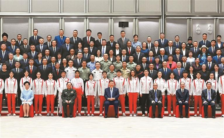 ཟླ་11ཚེས་9ཉིན་གྱི་ཕྱི་དྲོར། ཀྲུང་གུང་ཀྲུང་དབྱང་གི་སྤྱི་ཁྱབ་ཧྲུའུ་ཅི་དང་། རྒྱལ་ཁབ་ཀྱི་ཀྲུའུ་ཞི། ཀྲུང་དབྱང་དམག་ཨུད་ཀྱི་ཀྲུའུ་ཞི་བཅས་ཡིན་པའི་ཞི་ཅིན་ཕིང་གིས་ཀོང་ཀྲོའུ་རུ་རྒྱལ་ཡོངས་མང་ཚོགས་ལུས་རྩལ་གྱི་སྔོན་ཐོན་ཚན་པ་དང་སྔོན་ཐོན་མི་སྒེར་གྱི་འཐུས་མི་དང་རྒྱལ་ཡོངས་ལུས་རྩལ་ཁོངས་གཏོགས་ཀྱི་སྔོན་ཐོན་མཉམ་སྡེབ་དང་སྔོན་ཐོན་མི་སྒེར་གྱི་འཐུས་མིར་བྱམས་བརྩེའི་ངང་མཇལ་འཕྲད་གནང་ནས་ཚང་མ་དང་ལྷན་བཞུགས་དྲན་རྟེན་སྐུ་པར་སྐྱོན་བཞིན་པ།