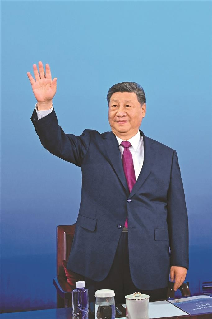 ཟླ་11ཚེས་9ཉིན་གྱི་དགོང་མོར། ཀྲུང་གུང་ཀྲུང་དབྱང་གི་སྤྱི་ཁྱབ་ཧྲུའུ་ཅི་དང་། རྒྱལ་ཁབ་ཀྱི་ཀྲུའུ་ཞི། ཀྲུང་དབྱང་དམག་ཨུད་ཀྱི་ཀྲུའུ་ཞི་བཅས་ཡིན་པའི་ཞི་ཅིན་ཕིང་ཀོང་ཏུང་ཞིང་ཆེན་ཀོང་ཀྲོའུ་གྲོང་ཁྱེར་དུ་ཀྲུང་ཧྭ་མི་དམངས་སྤྱི་མཐུན་རྒྱལ་ཁབ་ཀྱི་ལུས་རྩལ་འགྲན་ཚོགས་སྐབས་བཅོ་ལྔ་པའི་འགོ་ཚུགས་མཛད་སྒོར་ཞུགས་ནས་ལུས་རྩལ་འགྲན་ཚོགས་འགོ་ཚུགས་པའི་ཁྱབ་བསྒྲགས་གནང་ཞིང་། འདི་ནི་ཞི་ཅིན་ཕིང་གིས་ཀྲུའུ་ཞི་སྡིངས་ཆ་ནས་ཚང་མར་ཕྱག་གཡུག་གཡུག་གནང་ནས་གུས་ལན་གནང་བཞིན་པ།