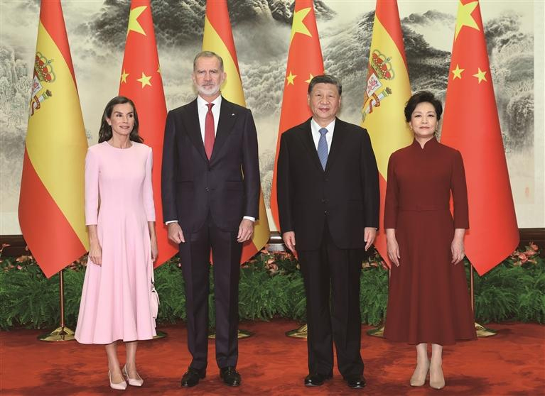 ཟླ་11ཚེས་12ཉིན་གྱི་སྔ་དྲོར། རྒྱལ་ཁབ་ཀྱི་ཀྲུའུ་ཞི་ཞི་ཅིན་ཕིང་གིས་པེ་ཅིང་མི་དམངས་ཚོགས་ཁང་ཆེ་མོར་ཀྲུང་གོར་རྒྱལ་དོན་འཚམས་འདྲིར་ཕེབས་པའི་སི་ཕེན་གྱི་རྒྱལ་པོ་ཧྥེ་ལི་ཕེ་སྐུ་ཐོག་དྲུག་པ་དང་མཇལ་འཛོམས་གནང་ཞིང་། འདི་ནི་ཞི་ཅིན་ཕིང་དང་སྐུ་ཟླ་ཕེང་ལི་ཡོན་རྣམ་གཉིས་ཀྱིས་ཧྥེ་ལི་ཕེ་སྐུ་ཐོག་དྲུག་པ་དང་བཙུན་མོ་ལའེ་ཏི་ཞི་ཡ་ལྷན་དུ་སྐུ་པར་སྐྱོན་བཞིན་པ།